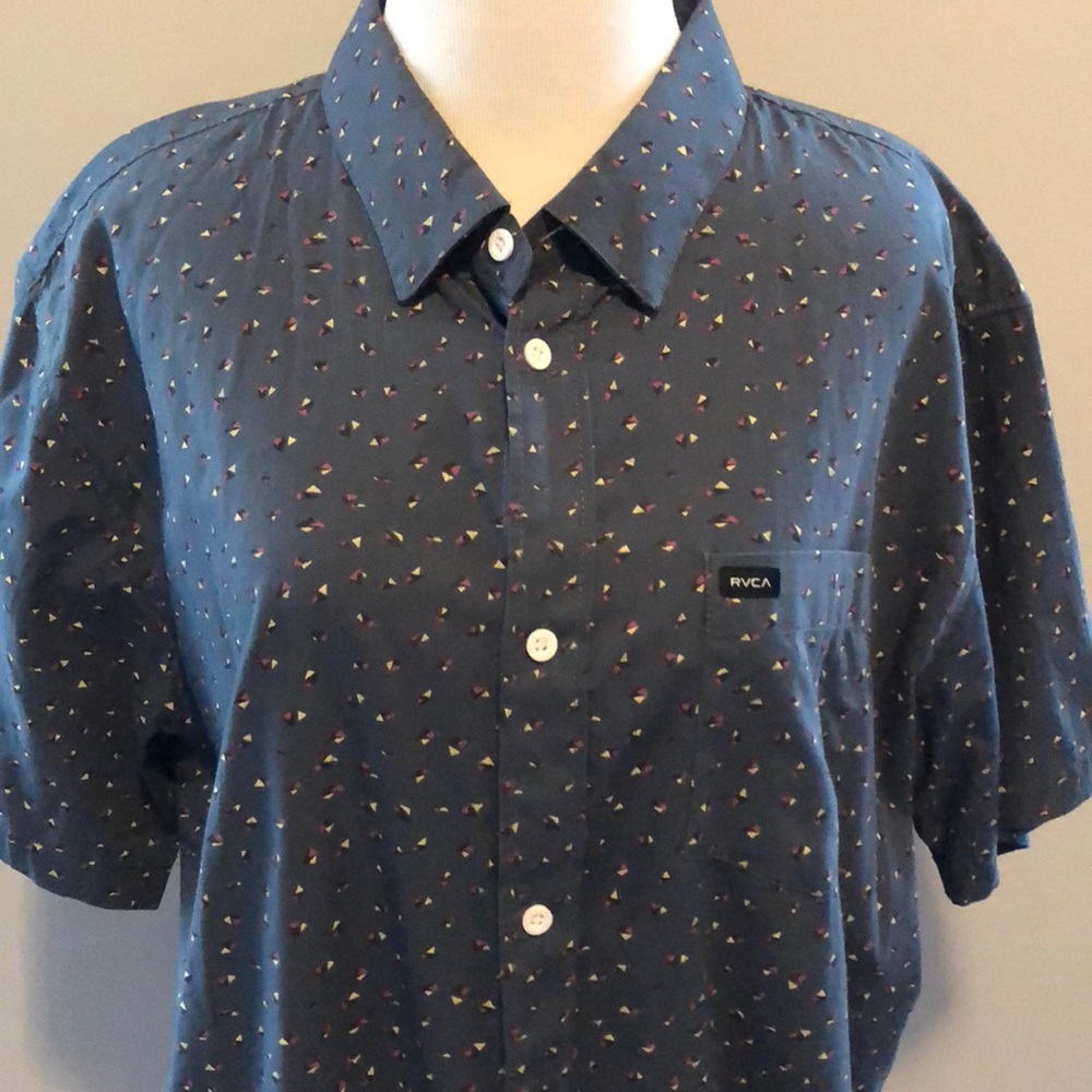 Men’s short sleeve button down shirt!